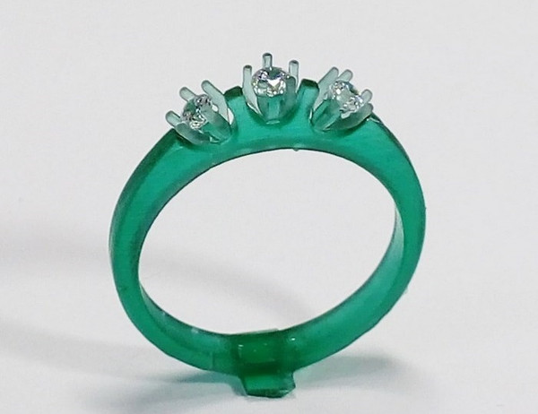 Bague imprime?e en re?sine FTX Green avec zircons pour de?monstration