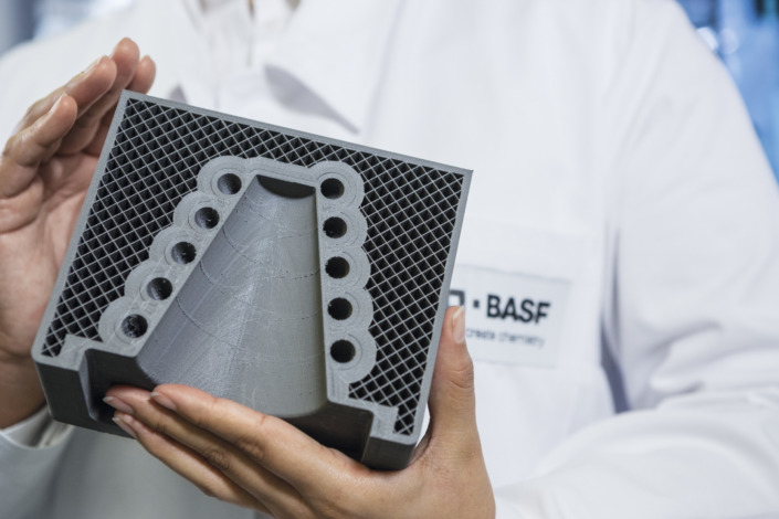 At the Application Technology Center in Heidelberg, Germany, BASF tests new powders, resins, filaments and granulates for 3D printing and develops solutions for industrial additive manufacturing. This makes it possible to create parts with new properties for our customers’ applications in industries such as automotive, aviation and aerospace or consumer goods. One example is this open printed functional model of a tool. The tool can be heated or cooled using the integrated tempering.