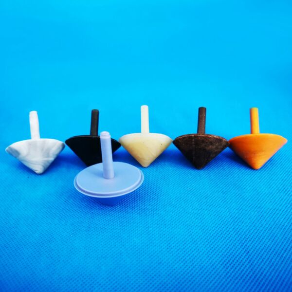 Toupies réalisées par injection plastique avec la HoliPress