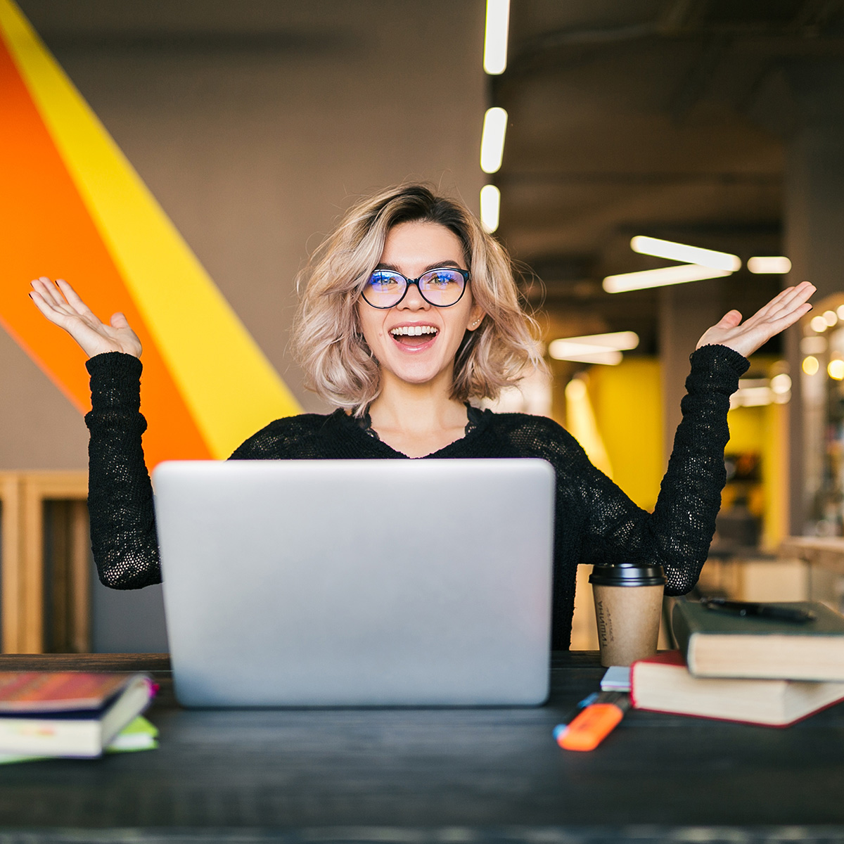 femme heureuse dans un bureau d'impression 3d
